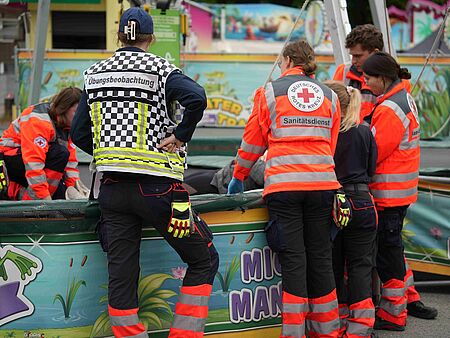 Fallbeispieltraining Send Mehrere Einsatzkräfte und eine Übungsbeobachtung an einem Fahrgeschäft