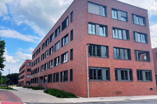 Ein modernes Bürohaus mit rotem Backstein.
