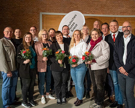 Präsidium DRK-Kreisverband Münster 15 Personen als Gruppe vor einer Klinkerwand