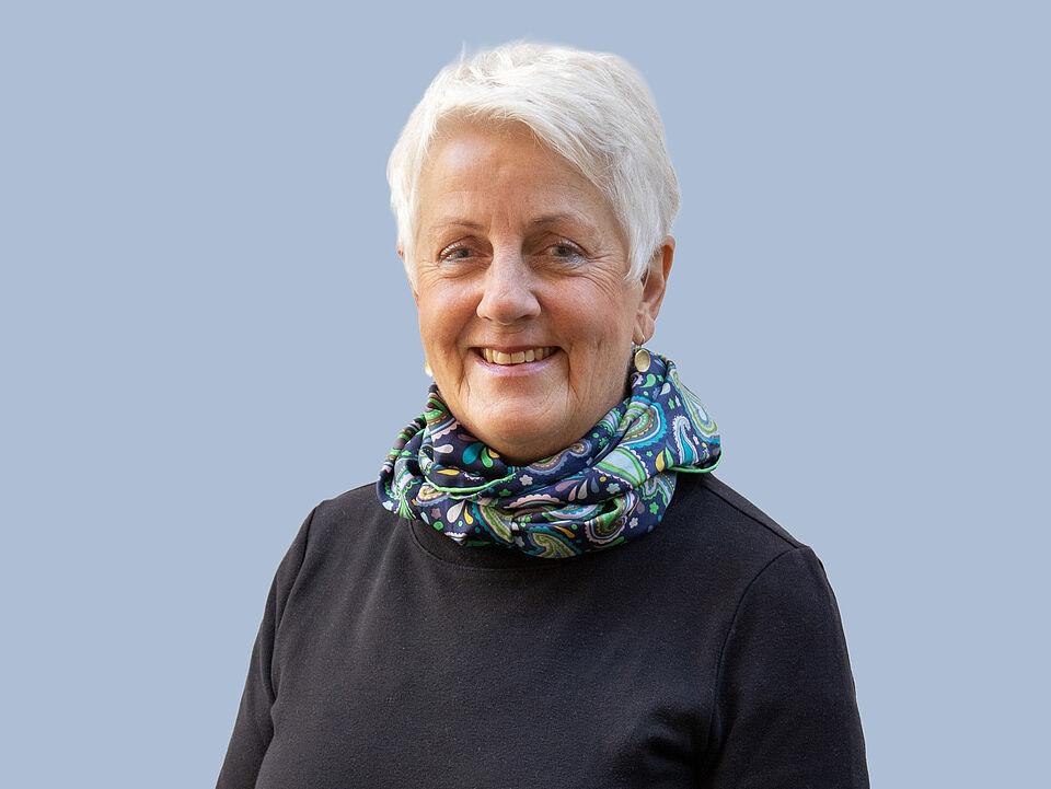 Frauke Sabat Ein Portrait von Frauke Sabat, eine Frau mit kurzen grauen Haaren.