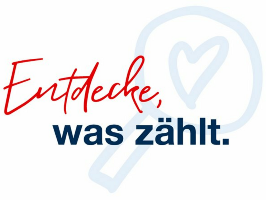 Schriftzug „Entdecke, was zählt.“ mit einer Lupe