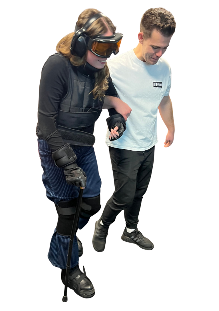 StudiPUK Begleitung Eine Person führt eine andere Person, die einen Alterssimulationsanzug trägt