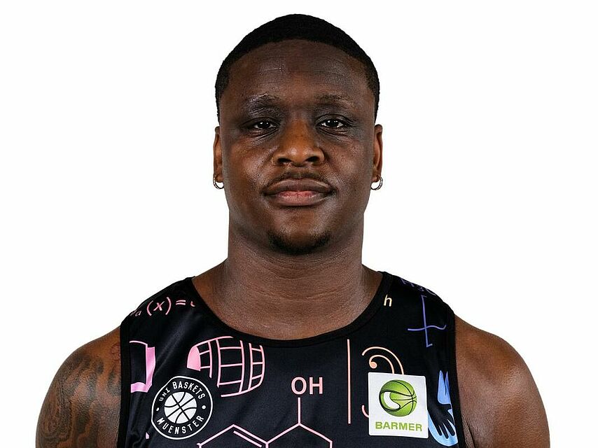 Ein Schwarzer Mann mit Basketball-Trikot