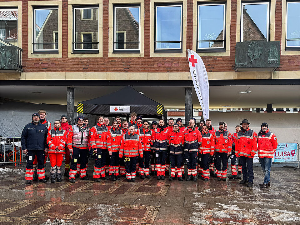 30 Personen in Einsatzbekleidung stehen vor der Unfallhilfsstelle im Münsteraner Rathaus-Innenhof
