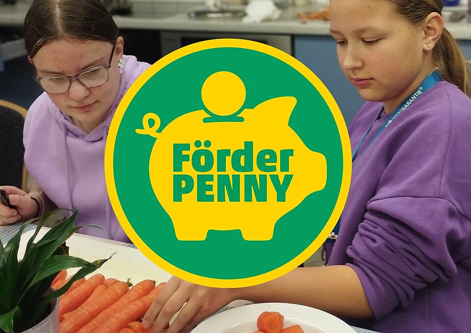 im Vordergrund ein grün-gelbes Logo des Förderpennys, im Hintergrund sind zwei Kinder, die Gemüse schneiden, zu sehen