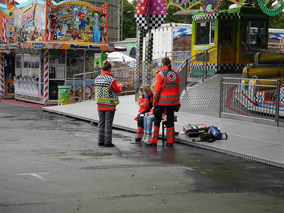 Fallbeispieltraining Send Einsatzkräfte bei einer betroffenen Person vor einem Fahrgeschäft