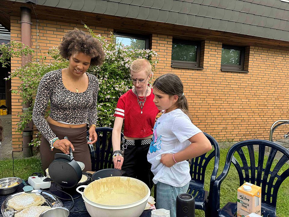 Coerde Garden Waffeln Drei Personen stehen an einem Tisch und backen Waffeln