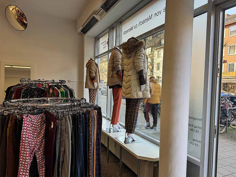 Kleiderständer Runde Kleiderständer mit Kleidung vor einem Schaufenster