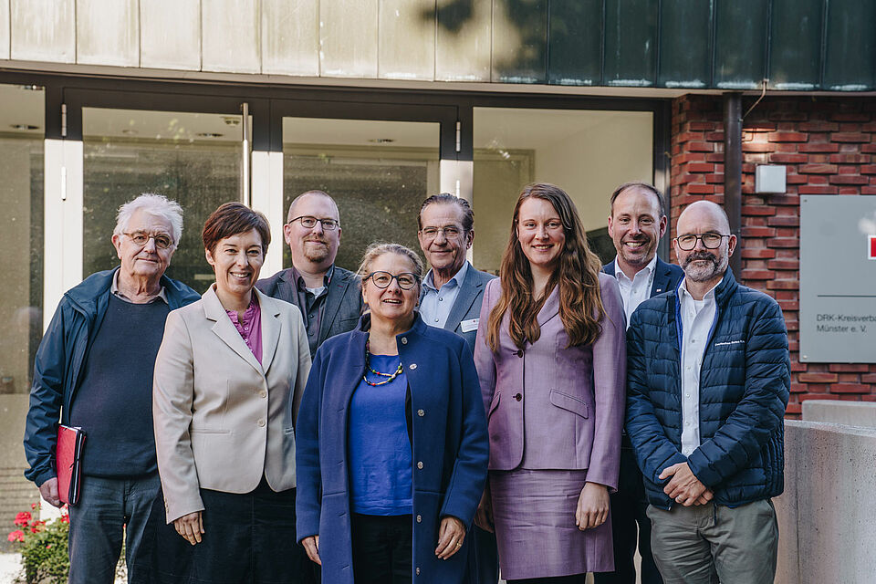 Gestern besuchte Svenja Schulze, Bundestagsabgeordnete für Münster, den DRK-Kreisverband. Im Mittelpunkt standen die Themen Migration, Integration und Zivilschutz.  Am Standort Coerde erhielt sie Einblicke in die Migrations- und Stadtteilarbeit. Vertreter*innen des DRK berichteten über aktuelle Projekte, erfolgreiche Integrationsansätze sowie die Herausforderungen durch sinkende Fördermittel und verschärfte Richtlinien.  In der DRK-Zentrale stand anschließend der Zivilschutz im Fokus. Vorgestellt wurden die Strukturen des Ehrenamts und die Rolle des DRK im Hilfeleistungssystem von der kommunalen Gefahrenabwehr über den Katastrophenschutz des Landes bis hin zum Zivilschutz des Bundes. Dabei wurden auch aktuelle Herausforderungen sowie Forderungen des DRK in Bezug auf eine nachhaltige Stärkung des Bevölkerungsschutzes diskutiert.  Mit ihrem Besuch zeigte Svenja Schulze großes Interesse an den vielfältigen Aufgaben des DRK Münster – sowohl in der sozialen Arbeit als auch im Bereich der Gefahrenabwehr. Das DRK nutzte die Gelegenheit, um die Bedeutung stabiler Rahmenbedingungen insbesondere für die Bereiche Migration, Stadtteilarbeit und Zivilschutz zu unterstreichen.  Fotos: © Jana Windoffer