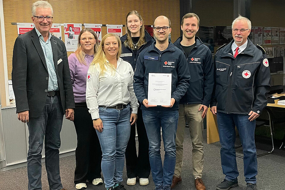 Eine Gruppe von 7 Personen in einem Tagungsraum