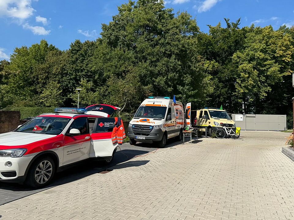 Aktuelle Rettungsmittelfahrzeuge stehen auf einer asphaltierten Auffahrt