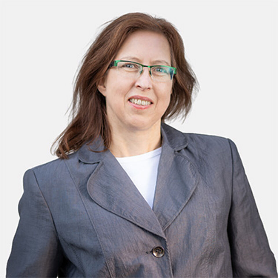 Eine Frau mit brauen langen Haaren und einer Brille