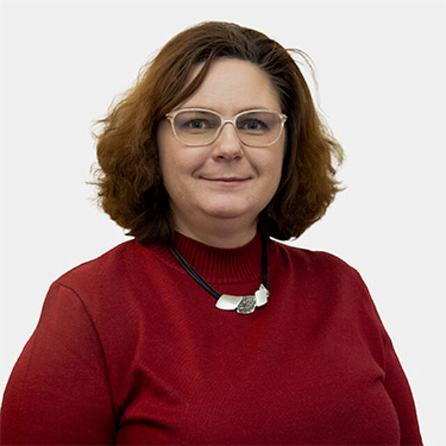 Eine Frau mit braunen Haaren und Brille